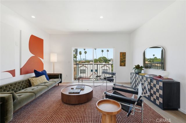 1430 S Cloverdale Avenue, Los Angeles, CA 90019