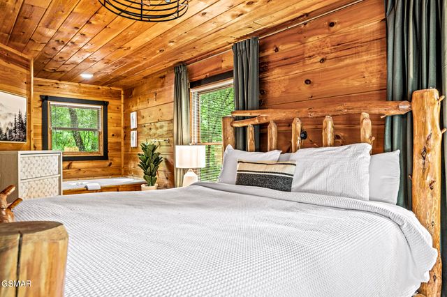 1420 Silver Poplar Lane, Sevierville, TN 37876