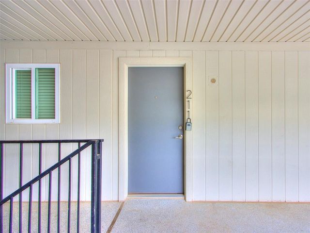 1110 Sherwood Lane 211, Nichols Hills, OK 73116