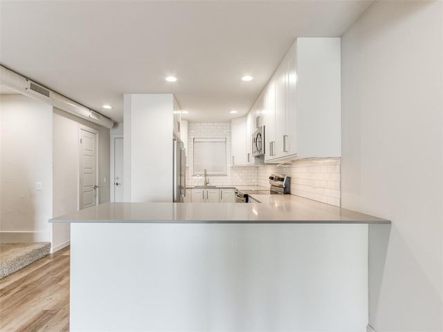 1110 Sherwood Lane 211, Nichols Hills, OK 73116