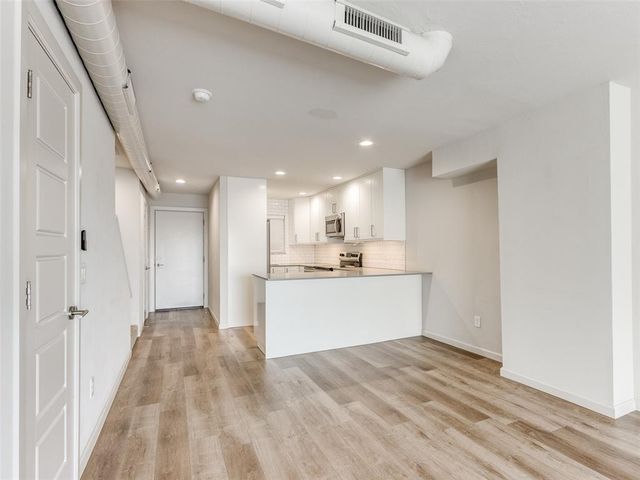 1110 Sherwood Lane 211, Nichols Hills, OK 73116