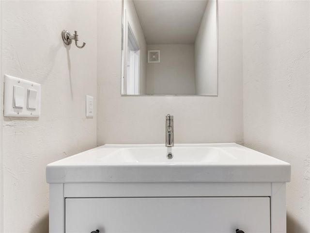 1110 Sherwood Lane 211, Nichols Hills, OK 73116