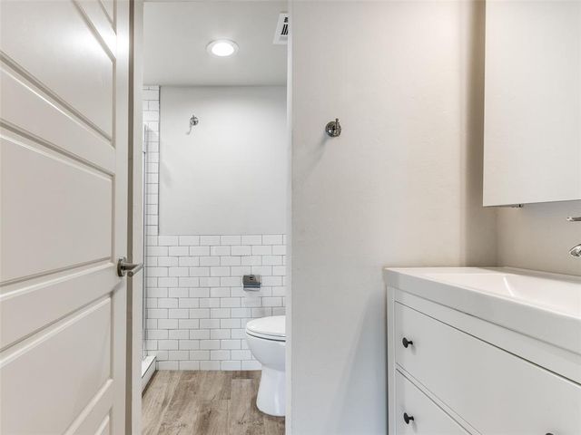 1110 Sherwood Lane 211, Nichols Hills, OK 73116