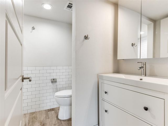 1110 Sherwood Lane 211, Nichols Hills, OK 73116