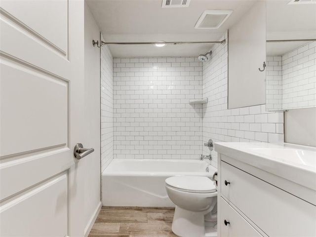 1110 Sherwood Lane 211, Nichols Hills, OK 73116