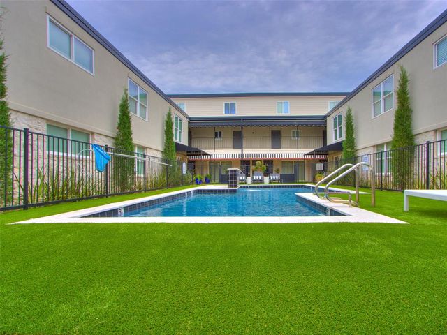 1110 Sherwood Lane 211, Nichols Hills, OK 73116