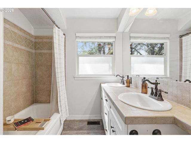 12040 Ne MORRIS St, Portland, OR 97220