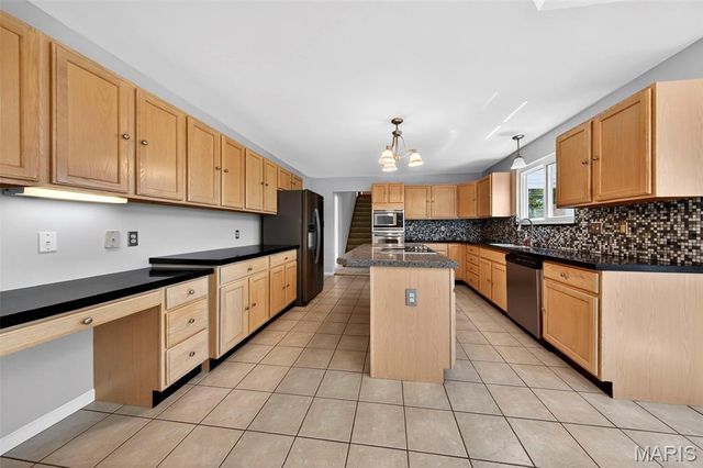 1102 Mosswoods Court, Fenton, MO 63026