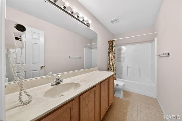 1102 Mosswoods Court, Fenton, MO 63026