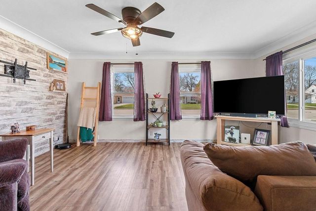 1295 HICKORY HILL DRIVE, Green Bay, WI 54304