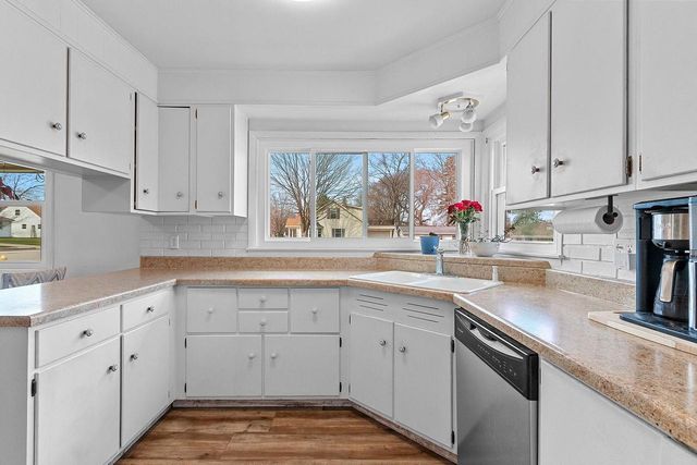 1295 HICKORY HILL DRIVE, Green Bay, WI 54304