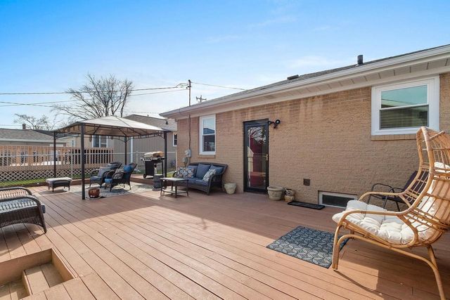 1295 HICKORY HILL DRIVE, Green Bay, WI 54304