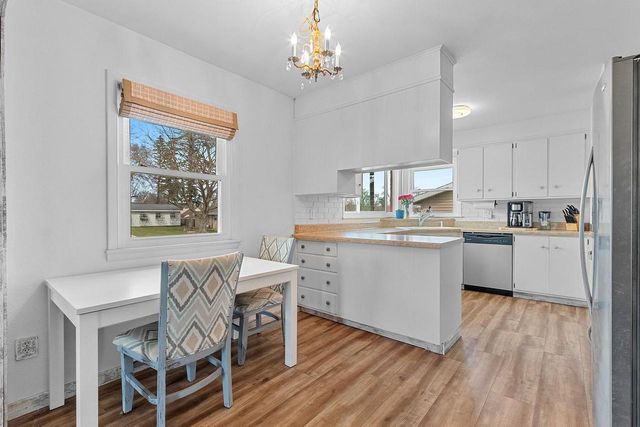 1295 HICKORY HILL DRIVE, Green Bay, WI 54304