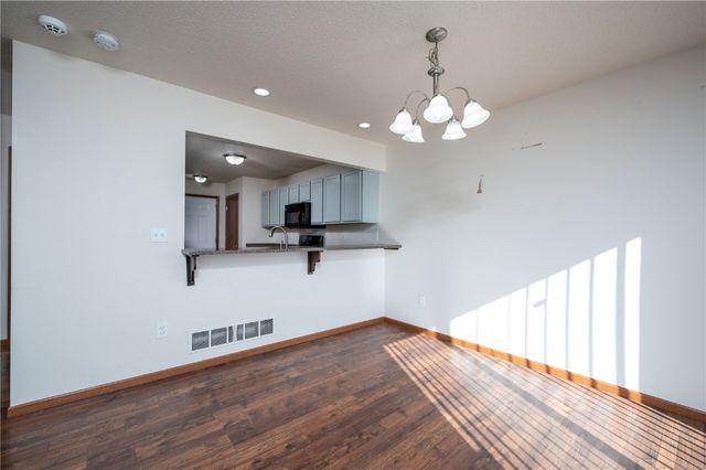 1027 Acacia Dr NE, Cedar Rapids, IA 52402