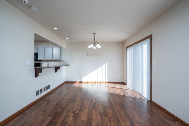 1027 Acacia Dr NE, Cedar Rapids, IA 52402