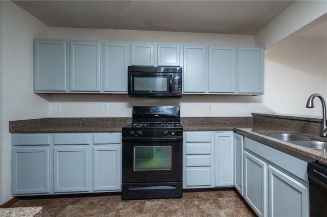 1027 Acacia Dr NE, Cedar Rapids, IA 52402