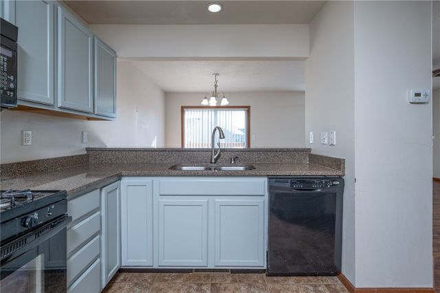 1027 Acacia Dr NE, Cedar Rapids, IA 52402