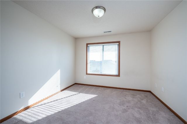 1027 Acacia Dr NE, Cedar Rapids, IA 52402