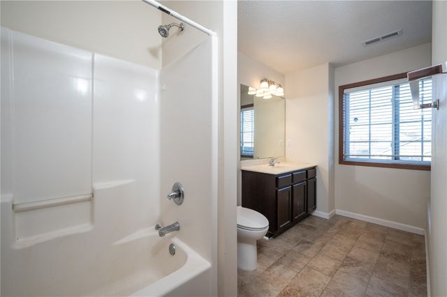 1027 Acacia Dr NE, Cedar Rapids, IA 52402