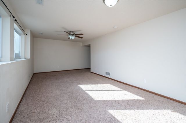 1027 Acacia Dr NE, Cedar Rapids, IA 52402