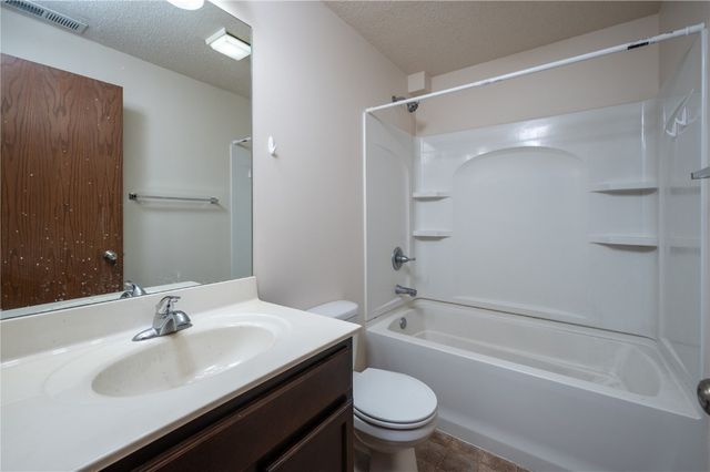 1027 Acacia Dr NE, Cedar Rapids, IA 52402