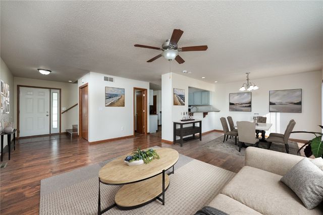 1027 Acacia Dr NE, Cedar Rapids, IA 52402