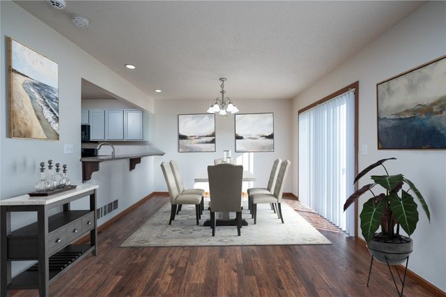 1027 Acacia Dr NE, Cedar Rapids, IA 52402