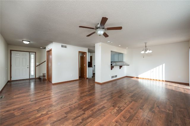 1027 Acacia Dr NE, Cedar Rapids, IA 52402