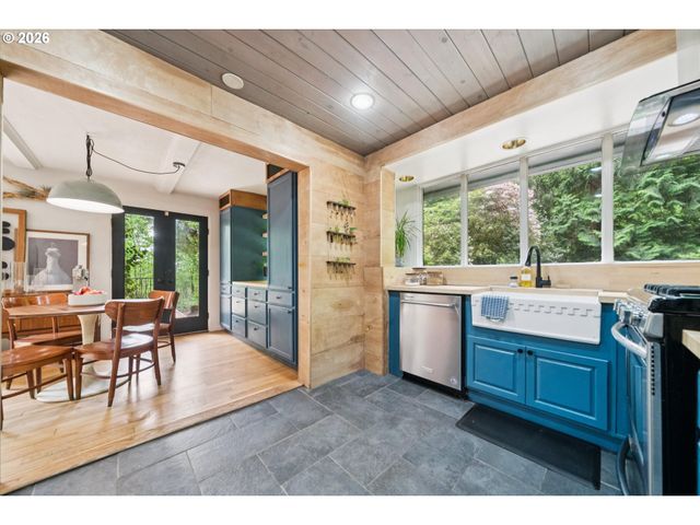 2453 MARYLHURST Dr, West Linn, OR 97068