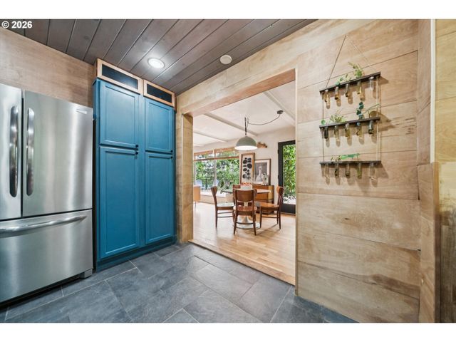 2453 MARYLHURST Dr, West Linn, OR 97068