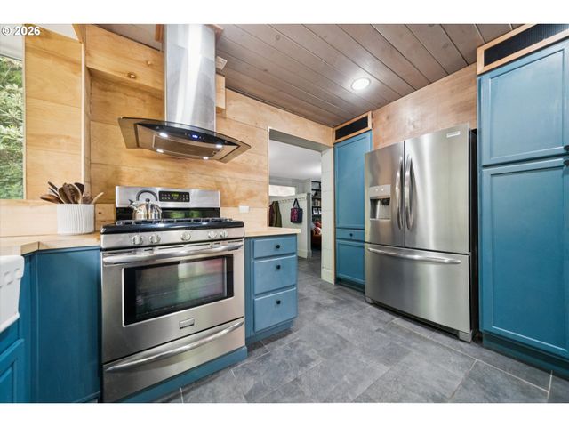 2453 MARYLHURST Dr, West Linn, OR 97068