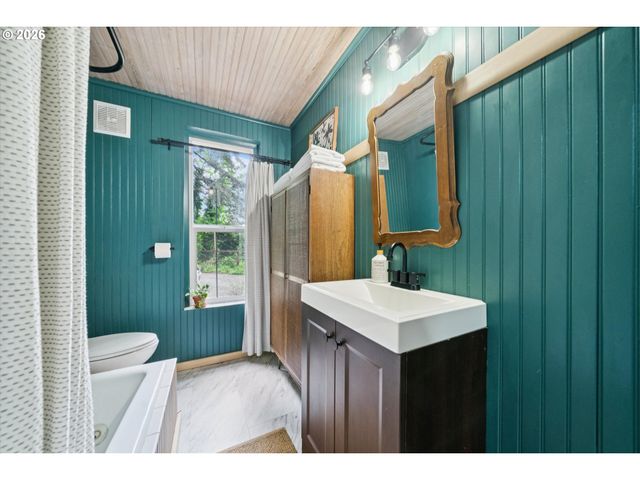 2453 MARYLHURST Dr, West Linn, OR 97068