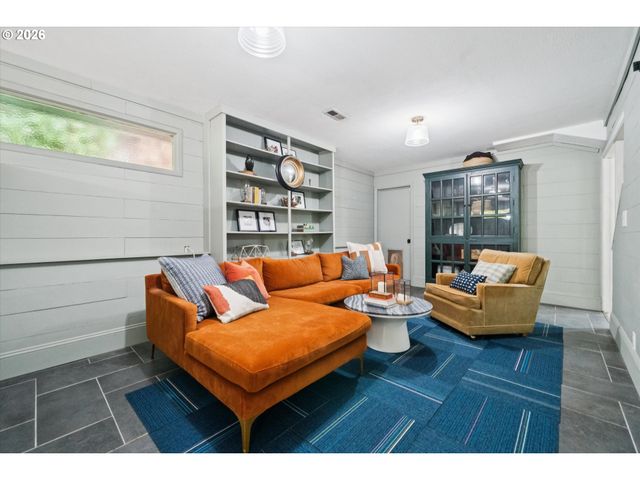 2453 MARYLHURST Dr, West Linn, OR 97068