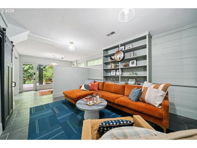 2453 MARYLHURST Dr, West Linn, OR 97068