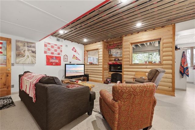 7815 N Adrian Avenue, Kansas City, MO 64151