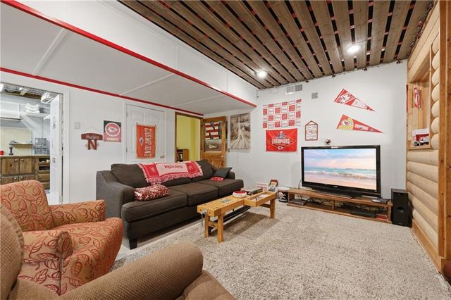 7815 N Adrian Avenue, Kansas City, MO 64151