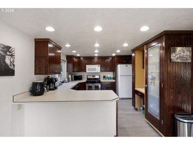 116 Ne 8TH St, Oakland, OR 97462