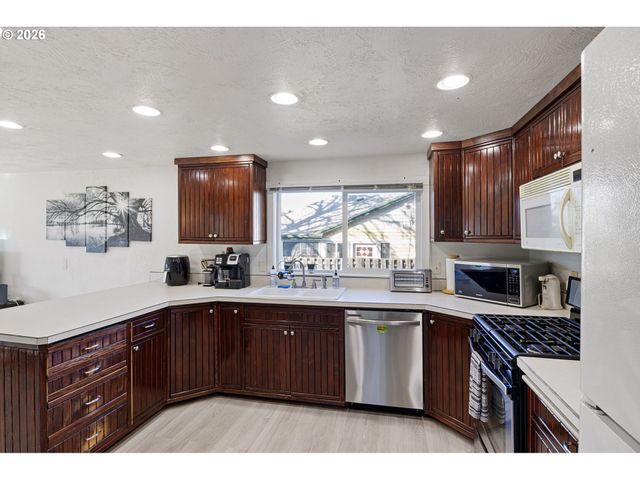 116 Ne 8TH St, Oakland, OR 97462