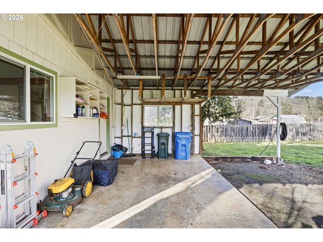 116 Ne 8TH St, Oakland, OR 97462