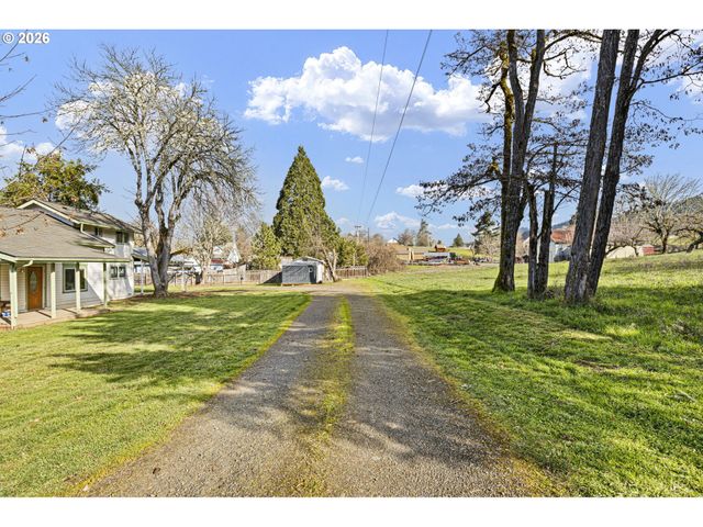 116 Ne 8TH St, Oakland, OR 97462