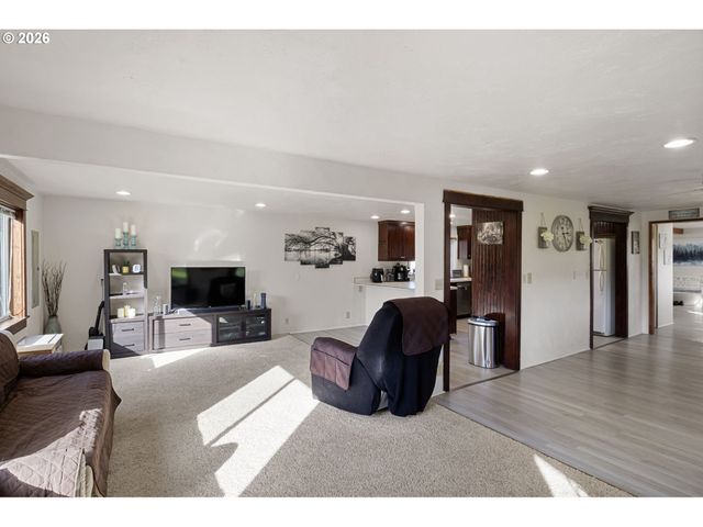 116 Ne 8TH St, Oakland, OR 97462