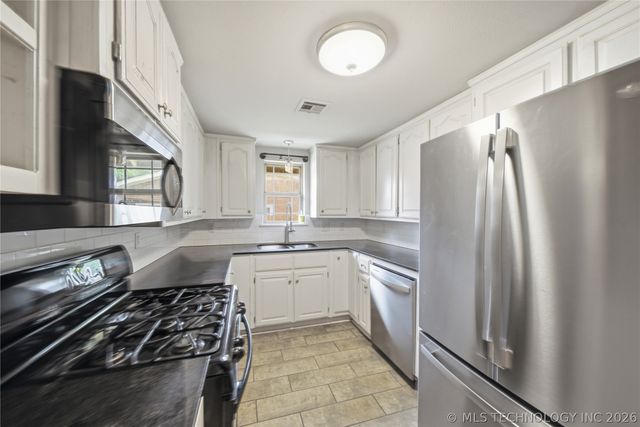 120 N Division Street E, Coweta, OK 74429