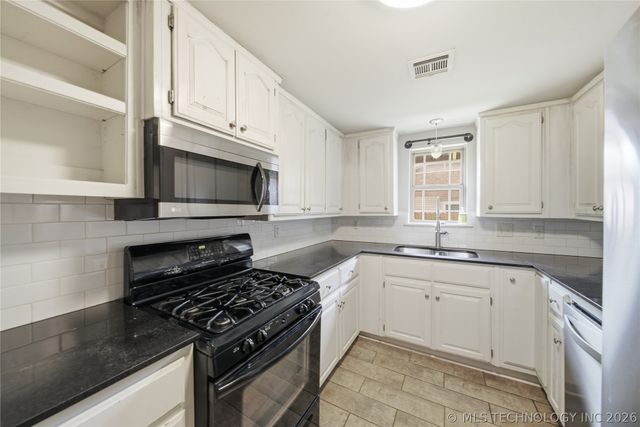 120 N Division Street E, Coweta, OK 74429
