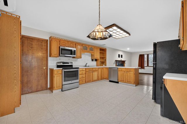 11 Dill Hill Road, Hopewell Junction, NY 12533