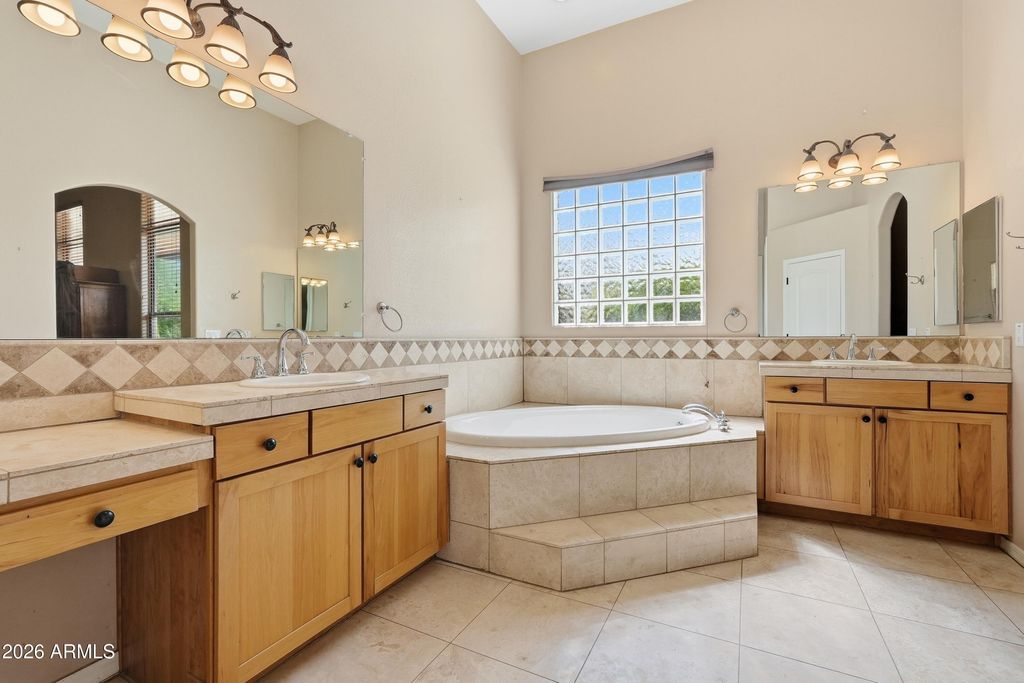 31 E DESERT HILLS Drive, Phoenix, AZ 85086 — photo 3