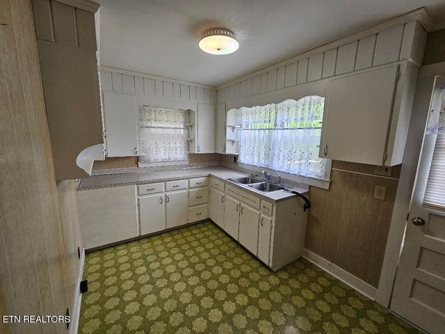 407 E College Ave, Carthage, TN 37030