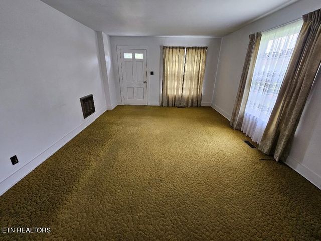 407 E College Ave, Carthage, TN 37030