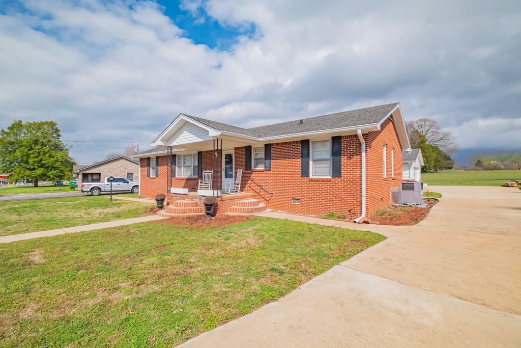 1114 N High St, Winchester, TN 37398