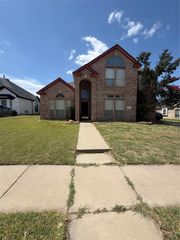 307 Fort Edward Drive, Arlington, TX 76002