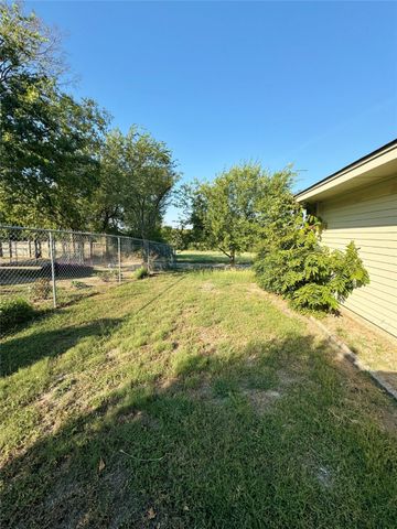 109 Larchbrook Drive, Desoto, TX 75115